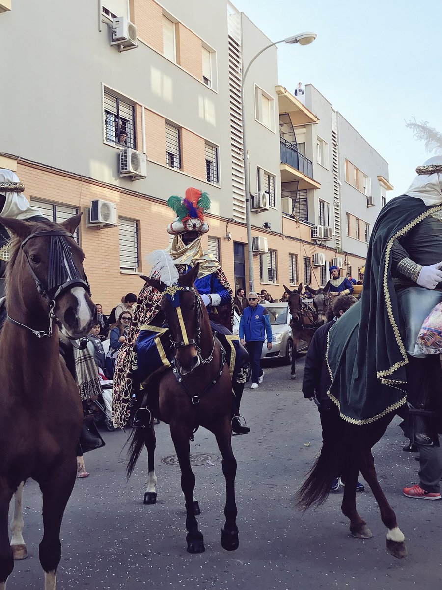 juanmigmunoz's tweet photo. ¡El #CarteroReal y el #HeraldoReal de la @hdadhumillacion ya han llegado a #Camas para recoger las cartas de los cameros mas pequeños!
Se dirigen al @PrensaCamas para recibir la llave de la ciudad y entregársela a Sus Majestades los @ReyesMagos.
#NavidadenCamas https://t.co/YWXQcq2UgL