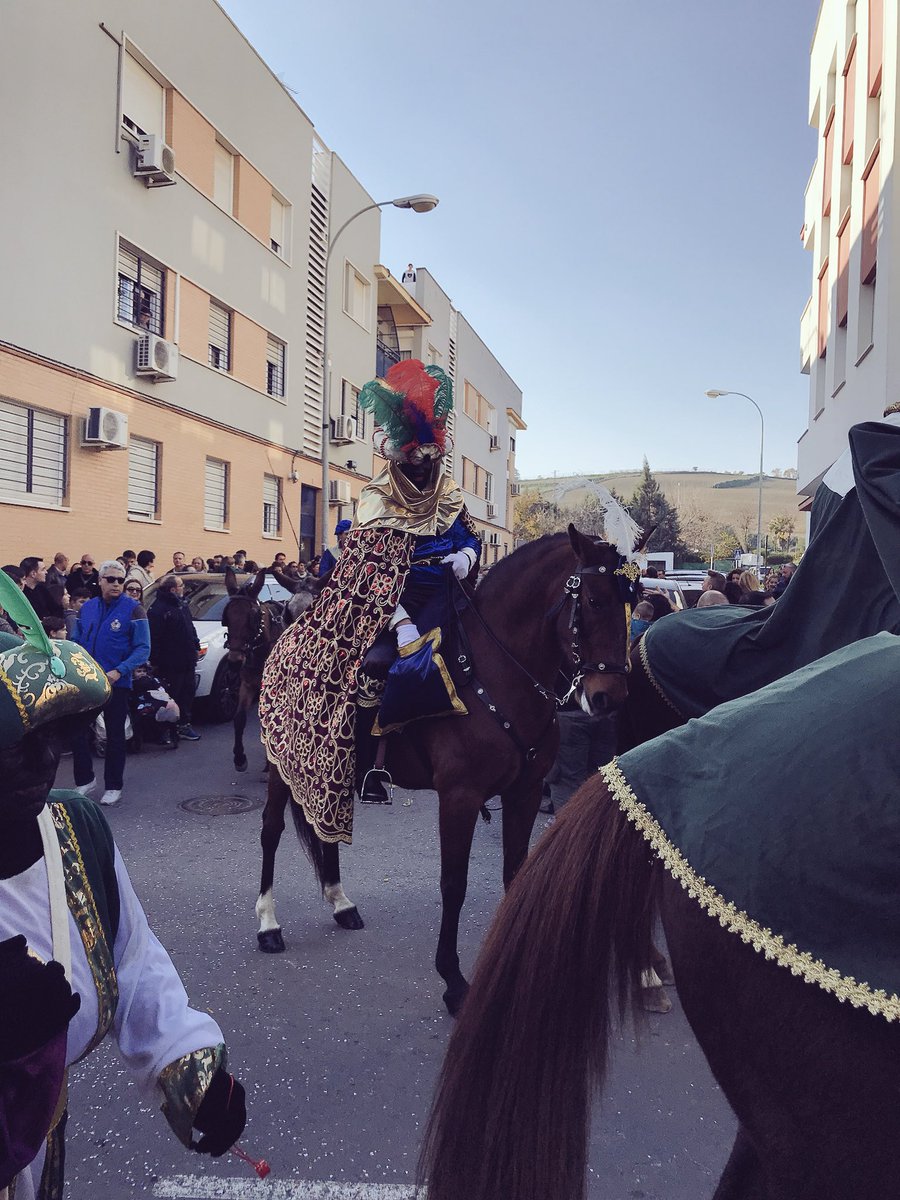 ¡El #CarteroReal y el #HeraldoReal de la <a href="/hdadhumillacion/">Hdad Humillación</a> ya han llegado a #Camas para recoger las cartas de los cameros mas pequeños!
Se dirigen al @PrensaCamas para recibir la llave de la ciudad y entregársela a Sus Majestades los <a href="/ReyesMagos/">Los Reyes Magos</a>.
#NavidadenCamas