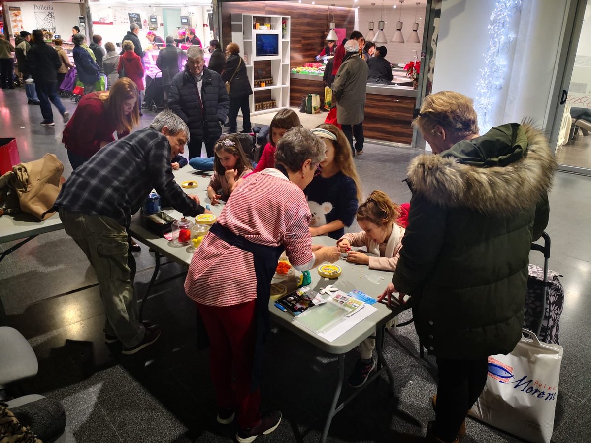 xavifono's tweet photo. Molt bon ambient al mercat de les Bòbiles #Martorell amb els tallers de manualitats i el sorteig de 1.000 euros de Nou Martorell. Enhorabona Sílvia Antun pel premi i gràcies als participants i als botiguers per aquesta iniciativa per dinamitzar el comerç al nostre poble https://t.co/n7NK9O9hBg
