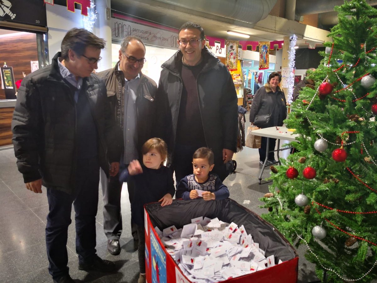 xavifono's tweet photo. Molt bon ambient al mercat de les Bòbiles #Martorell amb els tallers de manualitats i el sorteig de 1.000 euros de Nou Martorell. Enhorabona Sílvia Antun pel premi i gràcies als participants i als botiguers per aquesta iniciativa per dinamitzar el comerç al nostre poble https://t.co/n7NK9O9hBg