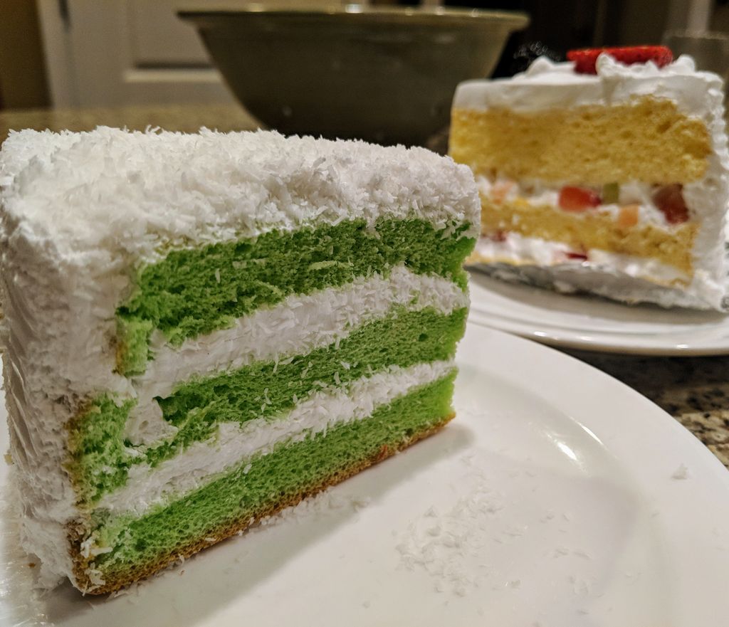 Grace_Yek's tweet image. Love me some Pandan Cake (front) and Fruit Cake (no, not the Christmas kind!) from @breadhousebakerycincy. Nom, nom, nom 😋 #pandan #cake #asianbakery #Cincinnati