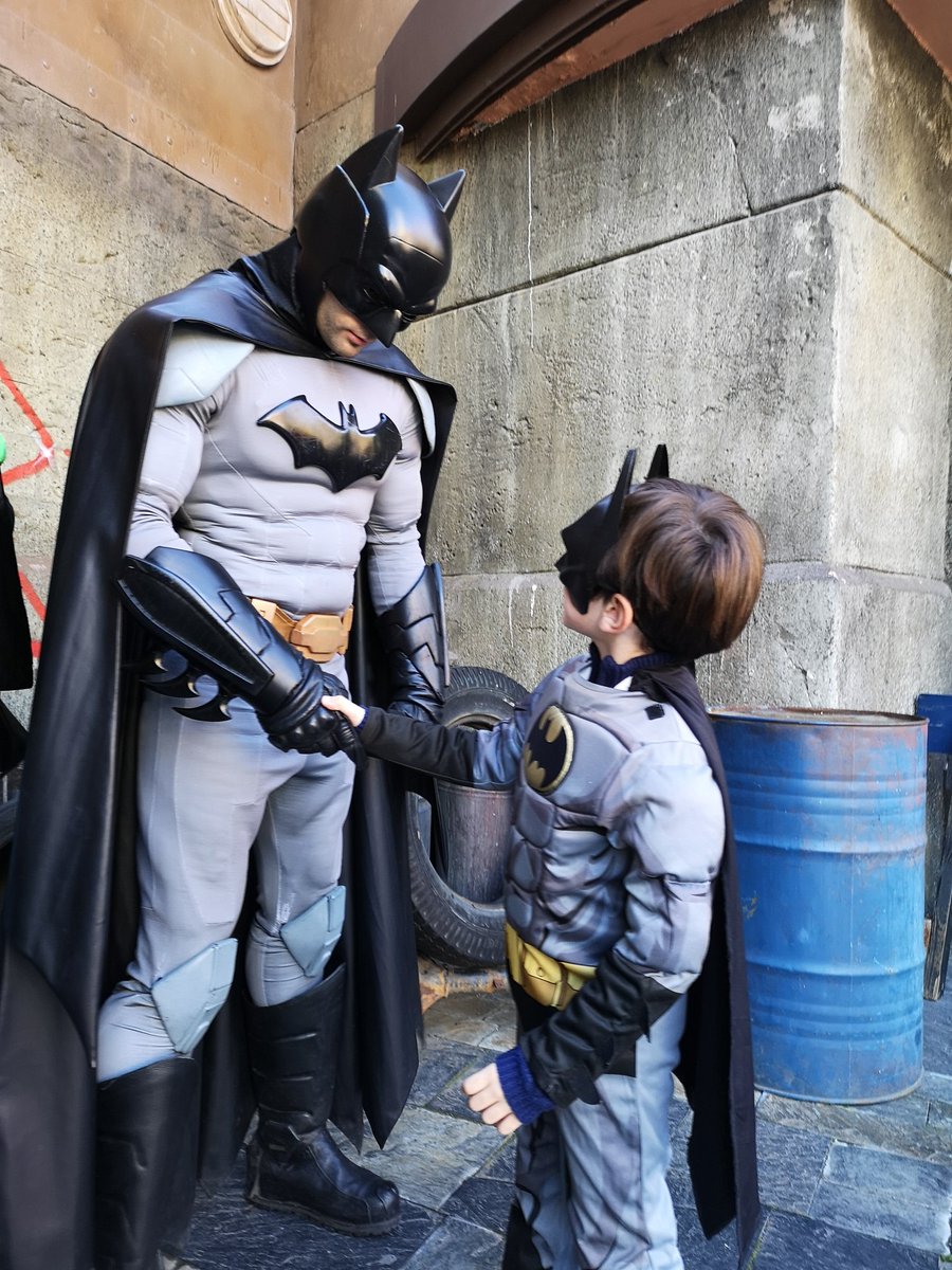 victoresquiva's tweet photo. Ni es una novedad ni ha sido una sorpresa, puesto que, otro año más, el equipo humano de @ParqueWarner hace con su profesionalidad, realidad la ilusión de un niño. #GRACIAS #batman #minibatman #ParqueWarner https://t.co/3i0z7oT7XA