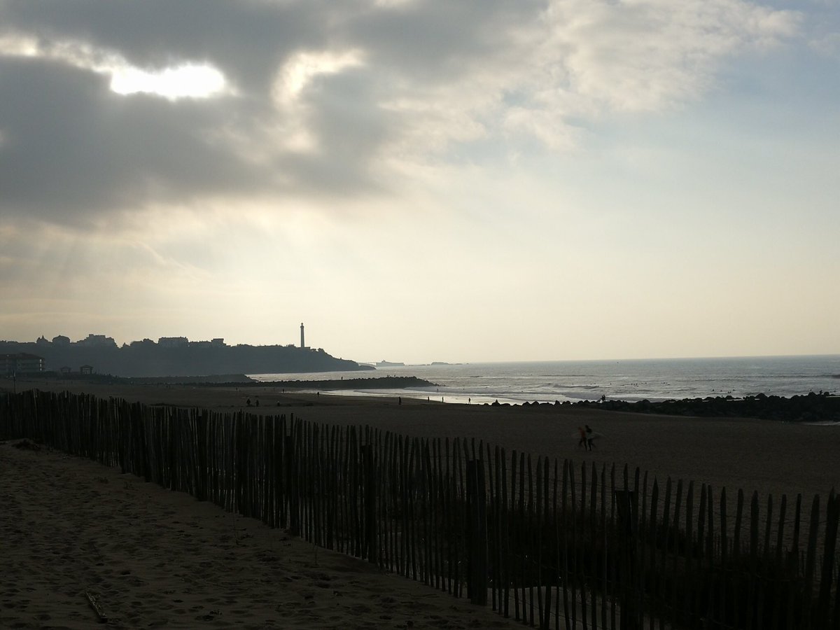 MoonlightShad83's tweet photo. Promenade en bord de mer ⛵️
#cieldhiver #anglet #ocean #pastelskies #clouds #winterlight #nofilter #biarritz https://t.co/HYOrM9XPeV