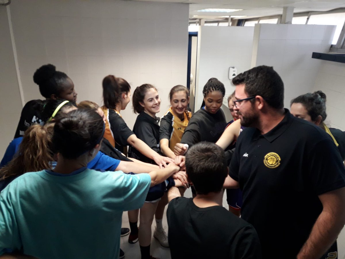 AllStarDONac's tweet photo. Charla pre partido del STAFF @WiboSport 

@jpg7basket 
@RoblesMDavid 
@CoachVillalta 
@POULLINHO 

#IIAllStarSolidario https://t.co/8Fxw2QkwkX