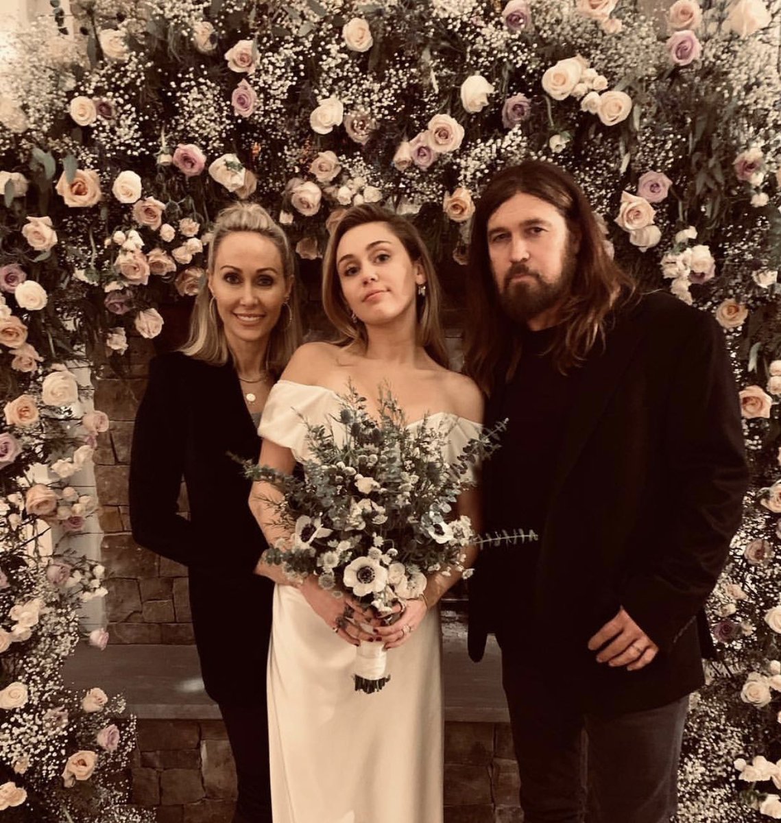 WhatsUpCairo's tweet photo. ‘10 years later’ is what Miley Cyrus captioned her wedding photos with, and we’re just happy for the couple for finally making it after all those years of ups and downs! #HollywoodStars #weddingphotos #Whatsupcairo https://t.co/LKlvhIXQ1s