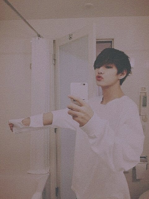 tran_hyung's tweet photo. - Happy birthday Kim Taehyung, chàng trai của tôi sinh nhật an nhiên, vui vẻ, hạnh phúc. Mỗi ngày, mỗi phút hãy cho ARMY tụi em thấy được nụ cười xinh đẹp của anh nhé!! I purple Taehyung 💜

#WE_PURPLE_V 
#BTS 
#방탄소년단 
#taehyung 
#HAPPYVDAY 
@BTS_twt https://t.co/6x6Fr058G3