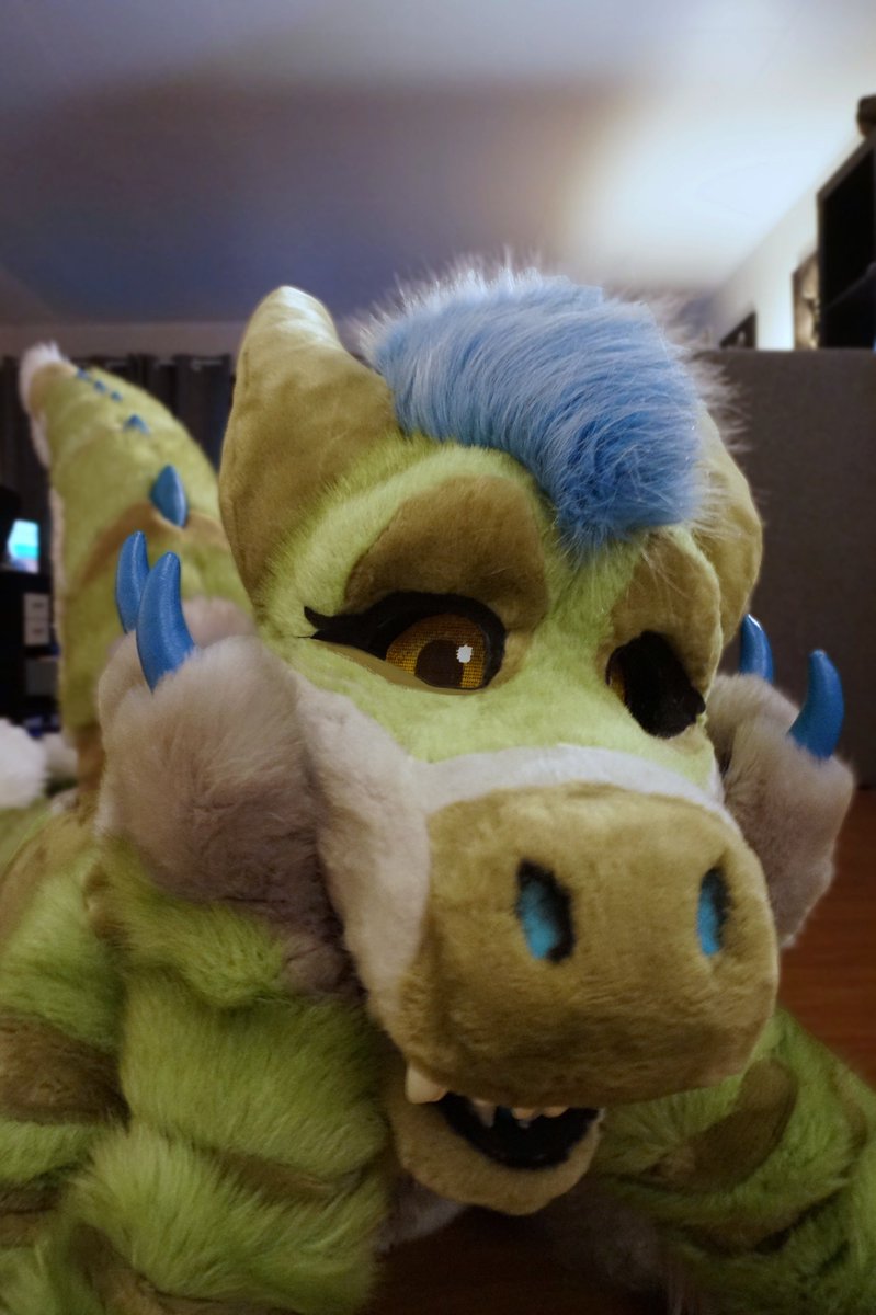 Happy late last #FursuitFriday in 2018! This year has been filled with personal growth, wonderful memories and events. I can barely wait to share with you the new year ahead! Warm dino-hugs from yours truly ~✨

✂️🧵<a href="/DandylionsLLC/">Dandylions</a>