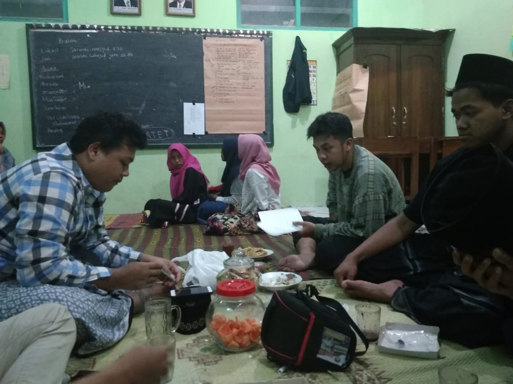 Mungkin mereka sampai lupa kalo malam ini malam minggu yg identik malamnya anak2 muda, tp mereka tidak perduli karena mereka lebih melakukan hal2 positif untuk organisasi dan kaderisasi.
#MakestaIPNUIPPNU