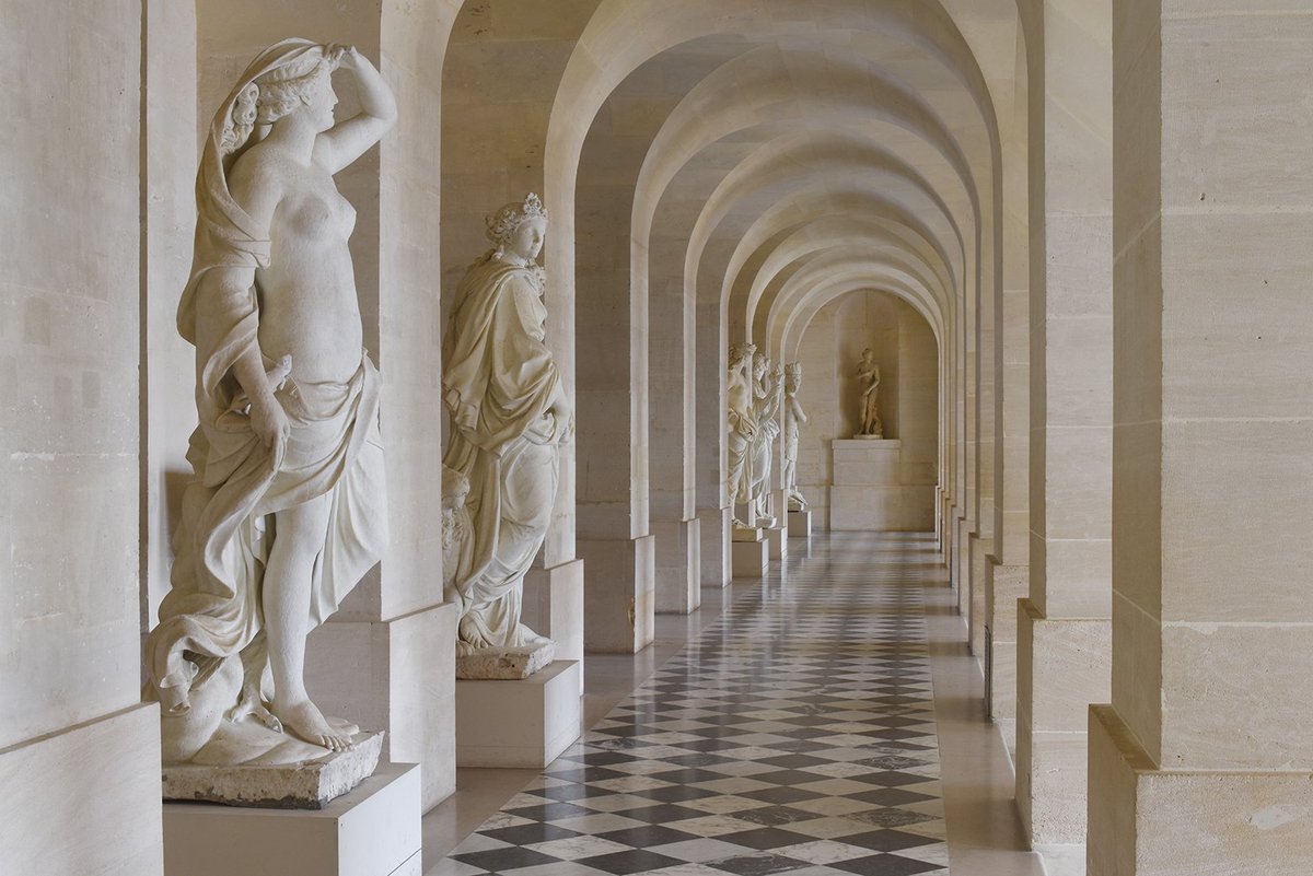 CVersailles's tweet photo. #VersaillesPerspectives La galerie basse est l'un des espaces les plus épurés du Château, mettant en valeur les statues qu'elle abrite.

#VersaillesPerspectives The Lower Gallery is one of the most refined rooms of the palace and highlights the statues. https://t.co/ZrfgHsd1cb