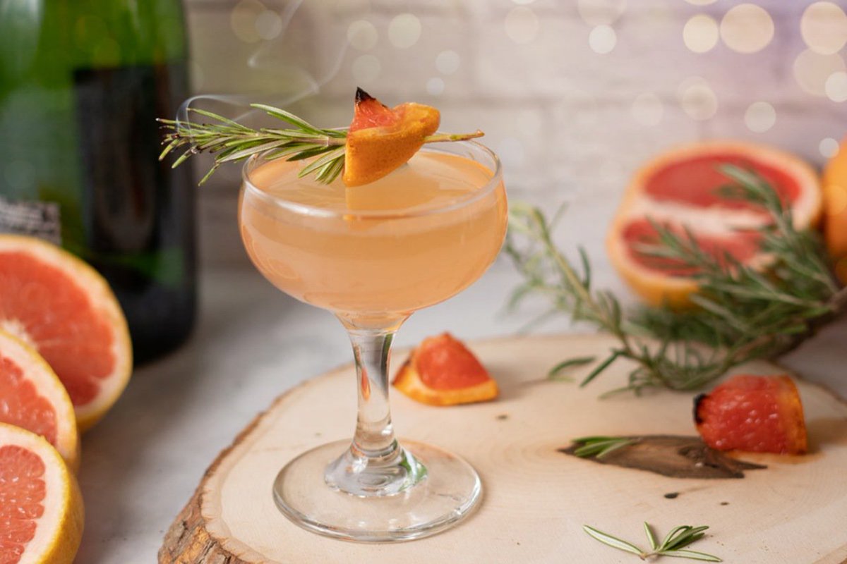 The best way to garnish your New Year’s Eve cocktails? With the season’s best citrus, of course! A sprig of rosemary meets charred sugared grapefruit for a punch of pizazz in your end-of-year cocktail. Get the instructions here: newseasonsmarket.com/recipes/charre…