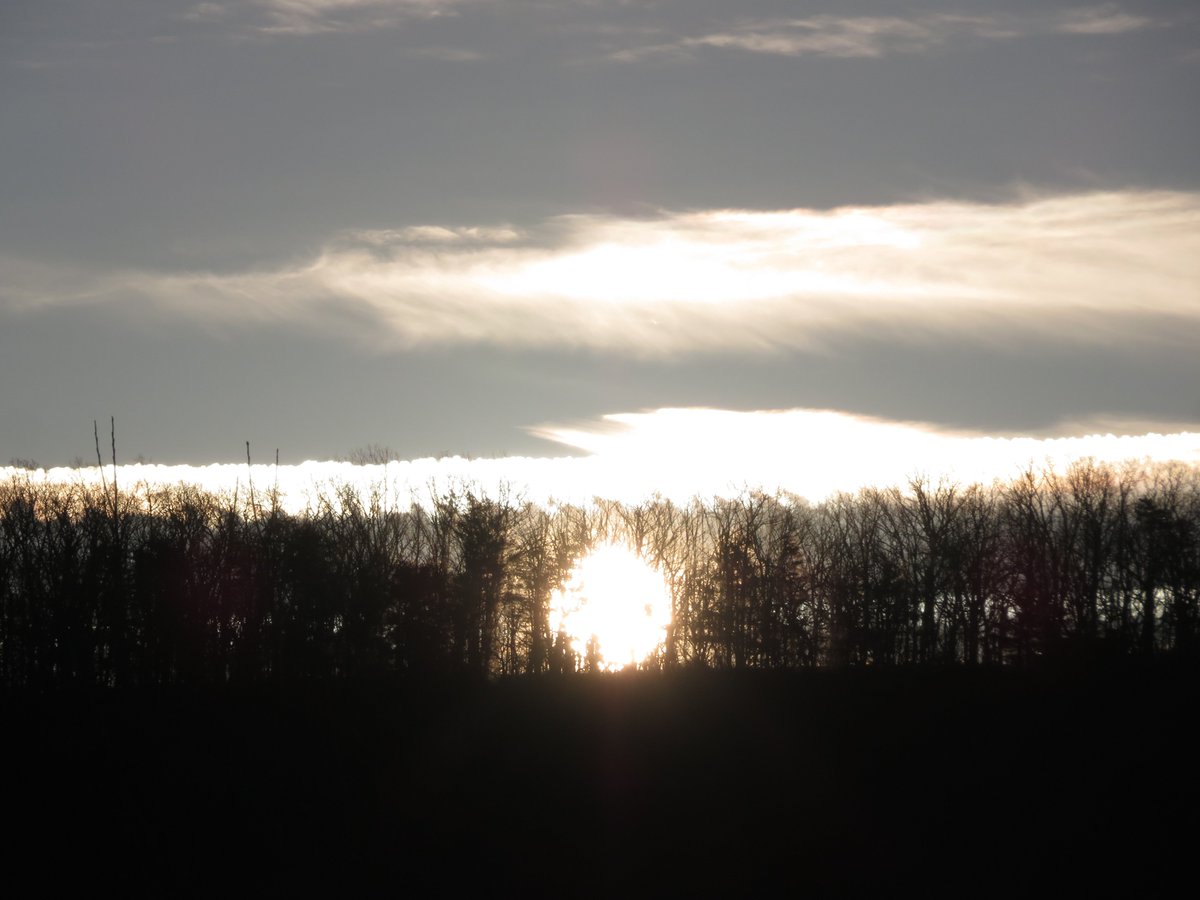 DennisB911's tweet photo. @WHSV_Mackenzie tell @WHSVaubs it's 42F with warm breezes at #sunrise in Basye. The #clouds & jet #contails mixed with the #sun & #forest (#trees) above Supinlick Ridge this @MorningExp. All is #quiet & #bluesky in @VAShenValley @WHSVChris #December29. Come to the #mountains! https://t.co/DJvhLcKgMV