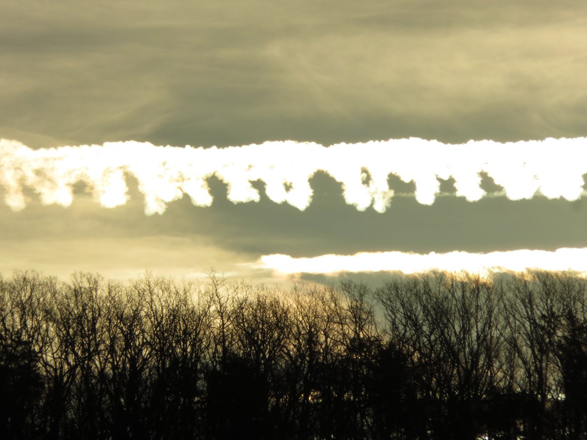 DennisB911's tweet photo. @WHSV_Mackenzie tell @WHSVaubs it's 42F with warm breezes at #sunrise in Basye. The #clouds & jet #contails mixed with the #sun & #forest (#trees) above Supinlick Ridge this @MorningExp. All is #quiet & #bluesky in @VAShenValley @WHSVChris #December29. Come to the #mountains! https://t.co/DJvhLcKgMV