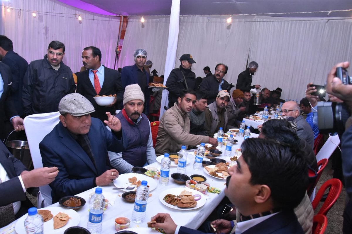Uppolice's tweet photo. #DGPUP dining with police personnel during 'Barakhana' at Reserve Police Lines, Lucknow.
#UPPolice
#UPPoliceWeek18 https://t.co/W6VjLq91ZV