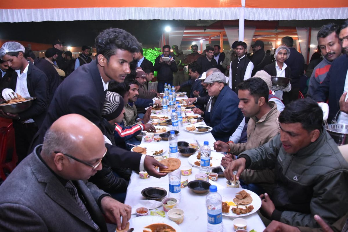 Uppolice's tweet photo. #DGPUP dining with police personnel during 'Barakhana' at Reserve Police Lines, Lucknow.
#UPPolice
#UPPoliceWeek18 https://t.co/W6VjLq91ZV