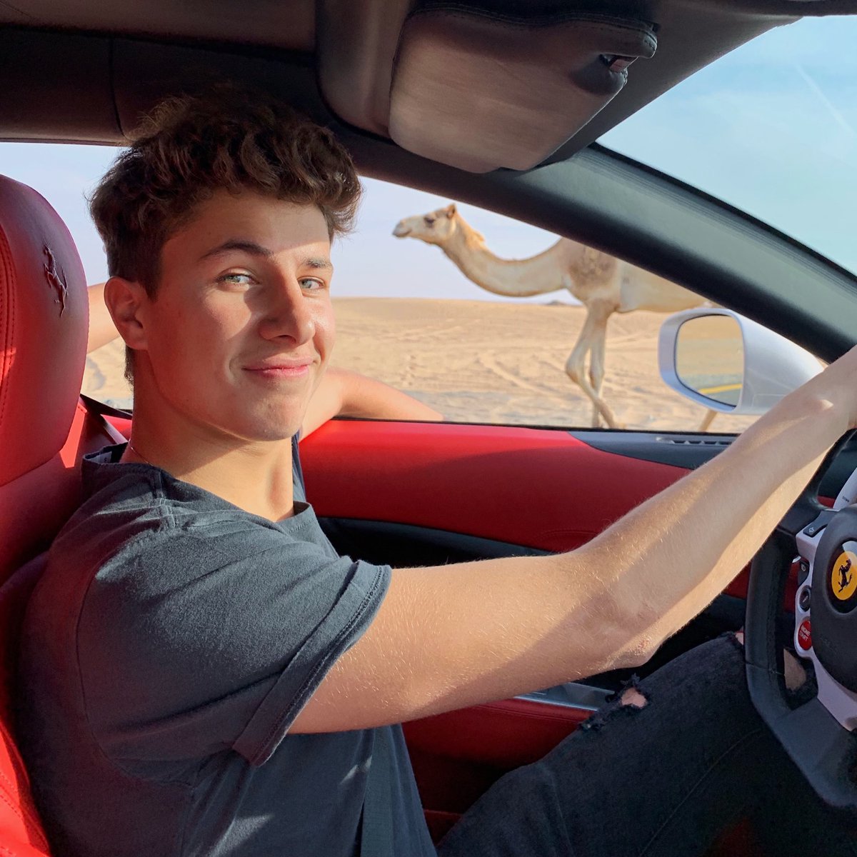JuanpaZurita's tweet photo. JUANPA ZURITA USA DINERO DE LOVE ARMY PARA UN COCHE DE LUJO, MATA UN CAMELLO Y DECLARA LA TERCERA GUERRA MUNDIAL. https://t.co/uXIKRiRqzz