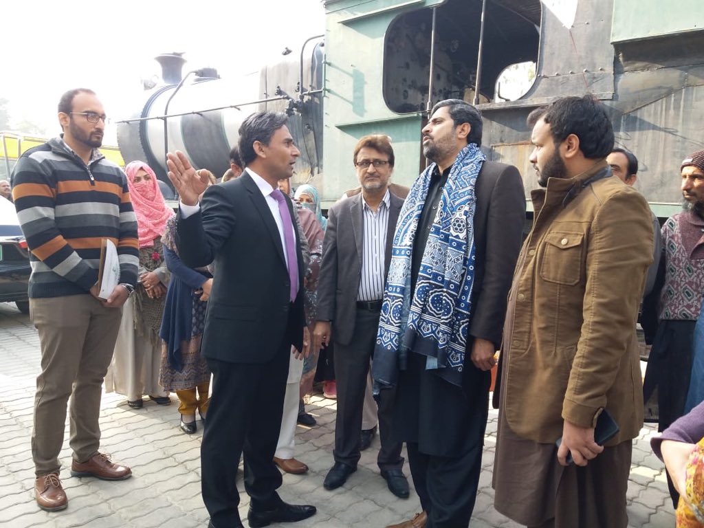 ICDPunjab's tweet photo. صوبائی وزیر اطلاعات و ثقافت فیاض الحسن چوہان  نے بھاولپور میوزیم میں خطاطی کی نمائش  کا افتتاح کیا 

نمائش میں مقامی خطاط و مصوروں کے 40 سے زائد فن پارے  نمائش میں رکھے گئے 
@Fayazchohanpti https://t.co/5Gt6LbaG16