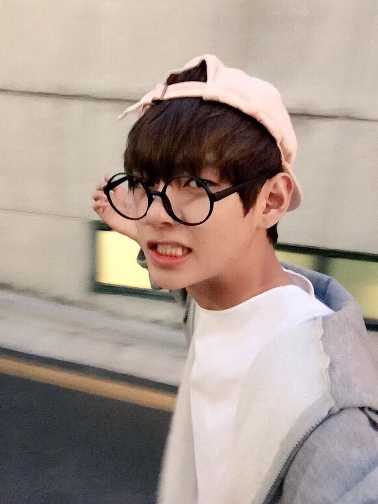 showersopes's tweet photo. OMG HAPPY BIRTHDAY TO MY BABY I LIVE YOU SOOOO MUCH! KEEP BEING CUTE AND WEIRD TAE BECAUSE THAT’S WHO YOU ARE! I will always purple you~💜 #IPurpleYouDay #HAPPYVDAY https://t.co/gBbSCQBP0Y