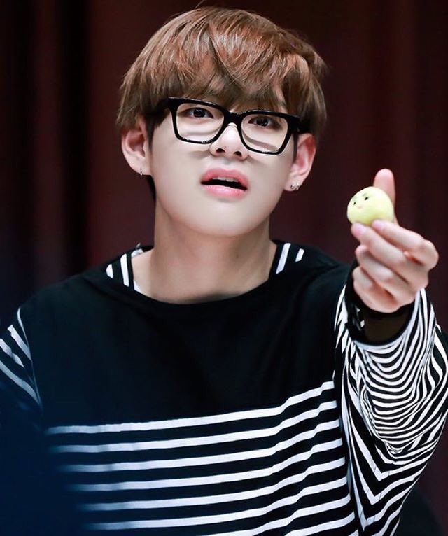 showersopes's tweet photo. OMG HAPPY BIRTHDAY TO MY BABY I LIVE YOU SOOOO MUCH! KEEP BEING CUTE AND WEIRD TAE BECAUSE THAT’S WHO YOU ARE! I will always purple you~💜 #IPurpleYouDay #HAPPYVDAY https://t.co/gBbSCQBP0Y