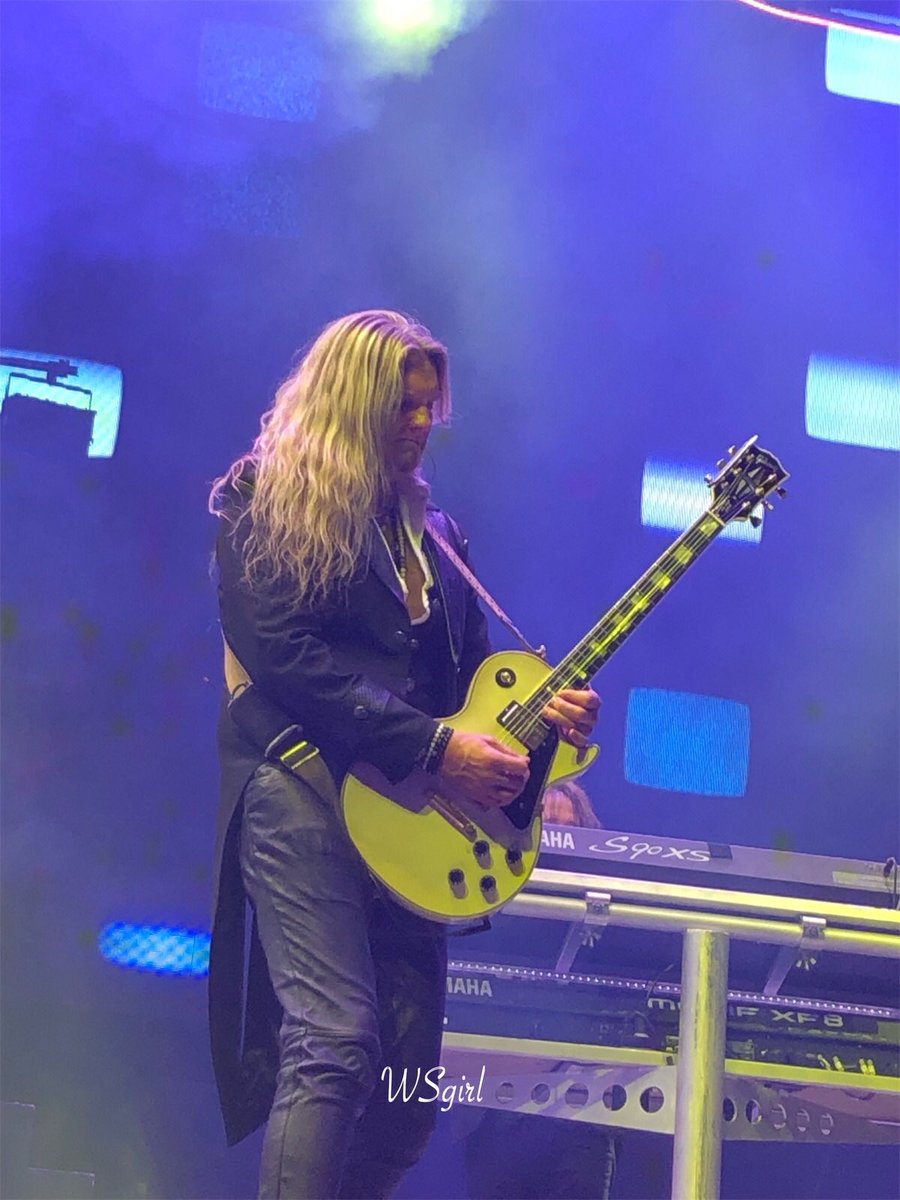 WSnakewoman's tweet photo. Detroit,MI your turn for 2 TSO shows today coming your way to light up Little Caesars  Arena! #TSOtime #TSO20 🎸🔥🎸🤘✌️🙌🎄🎶😎#Christmas https://t.co/zblsGuYY3b