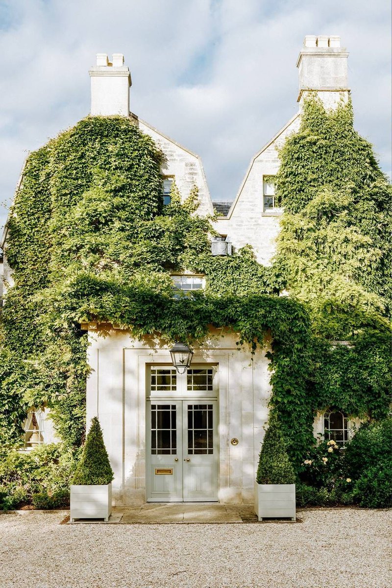 _houseandgarden's tweet photo. An eighteenth-century rectory in the Cotswolds with utterly lovely interiors: https://t.co/K2y0OISsun https://t.co/UFkPHz3hJo