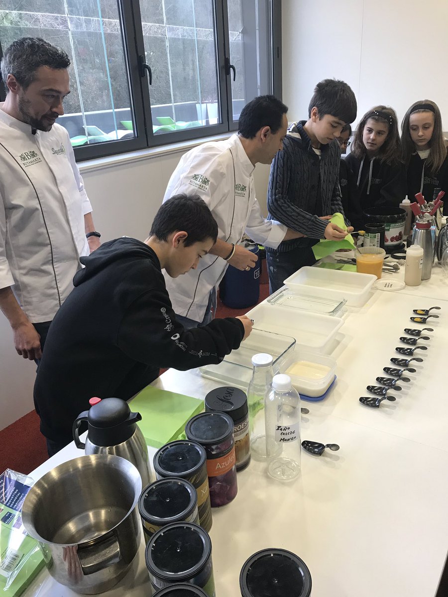 math_mystery's tweet photo. Para acabar con #ErmuaiSTEAM  explicaciones de proyectos de investigación de los más jóvenes y cocina molecular con Sagarra. Hasta el año que viene!! https://t.co/0iB1iypdB0
