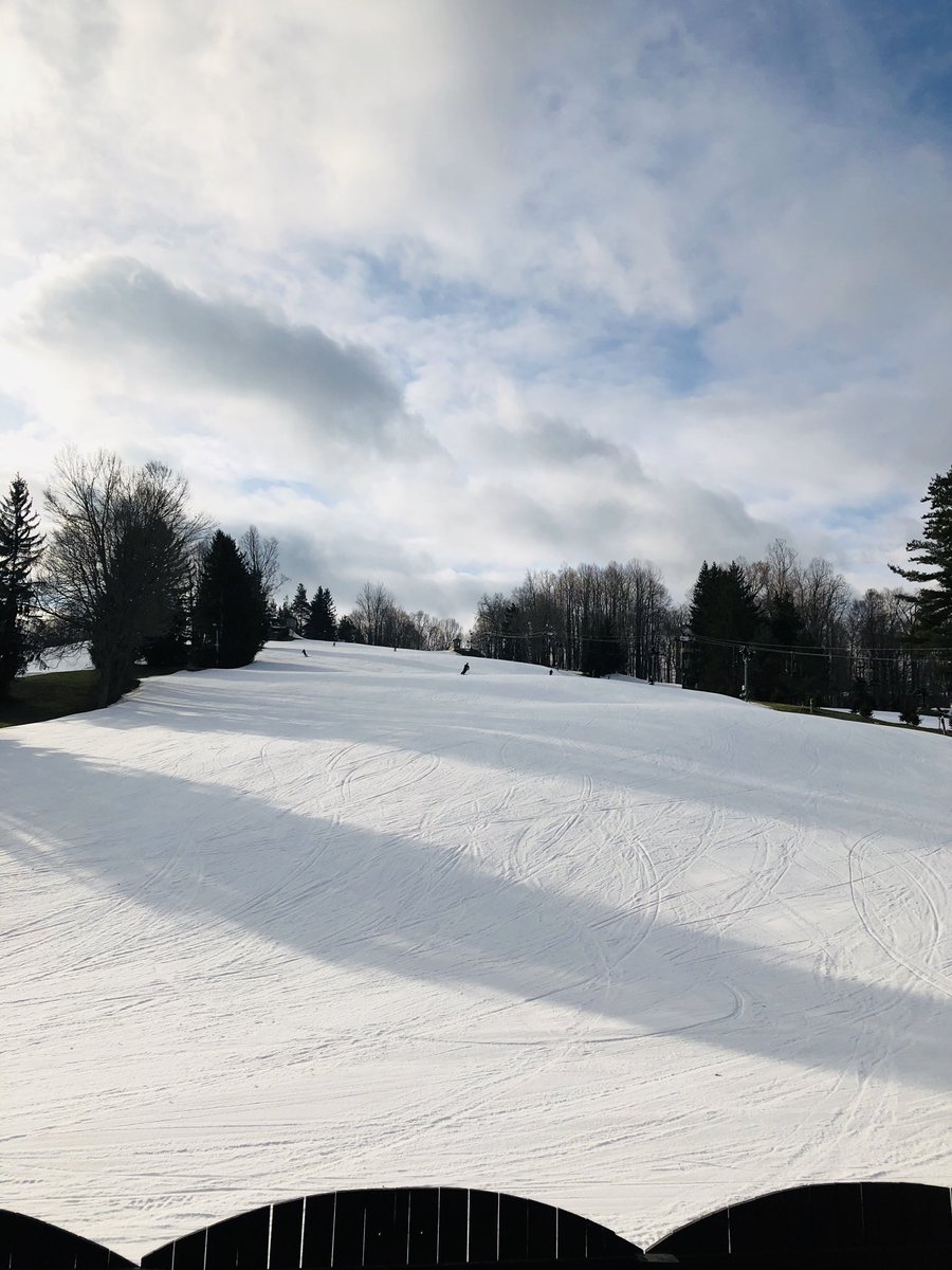 StanfordMonica's tweet photo. Beautiful Snow Trails here in Ohio.🎿 https://t.co/lpxoRj7z1c