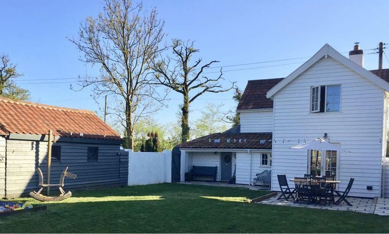 For Sale: Stradbroke Road Brundish, Woodbridge | £350,000

This tastefully renovated three bedroom detached character cottage which boasts well proportioned living accommodation, a large rear garden.

Read more at lawrenceantonyhomes.co.uk/properties-for…
