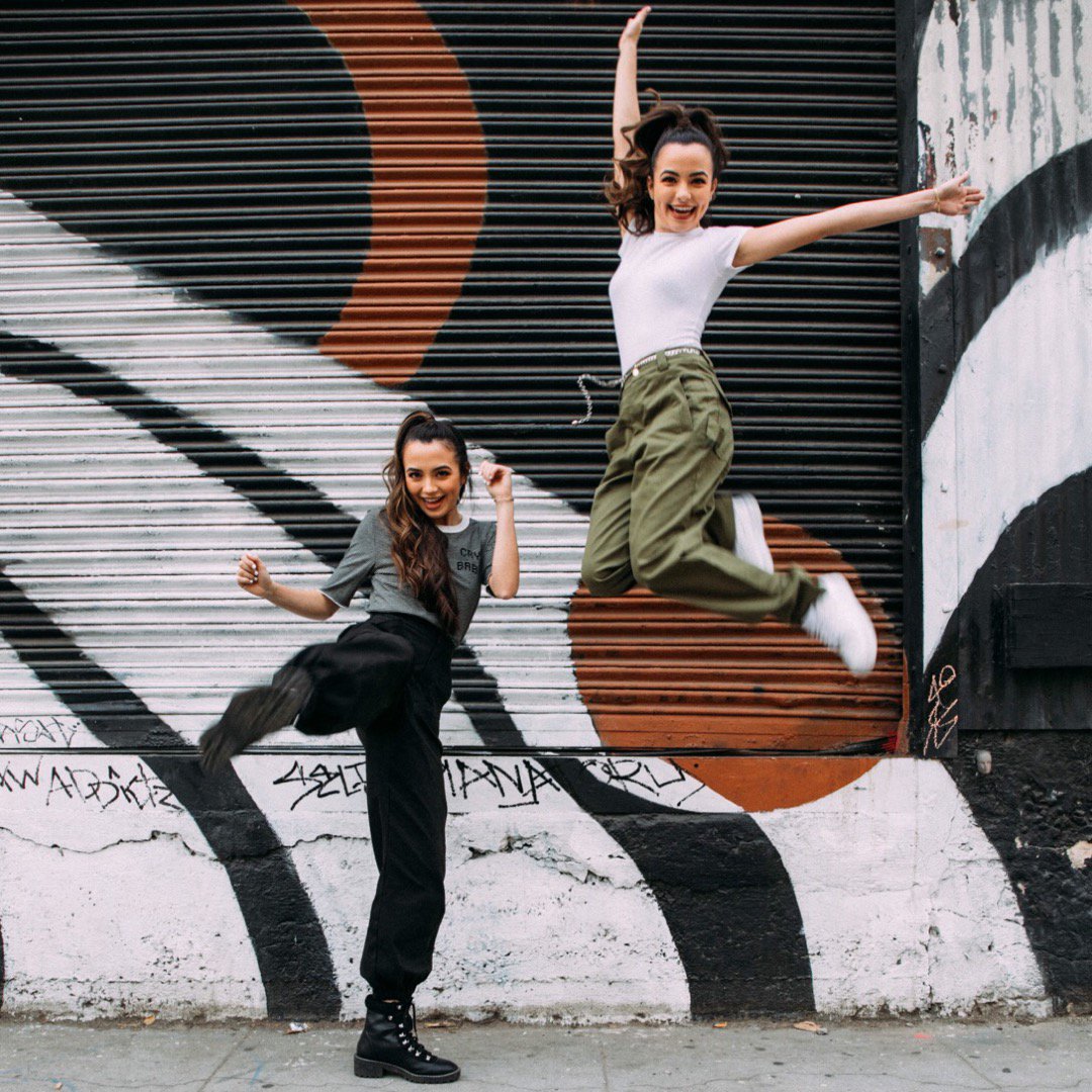 True_Img's tweet image. so excited for the new year ahead 💫 make 2019 the best year yet! @VanessaMerrell and @veronicamerrell in #trueimg holiday collection @MerrellTwins