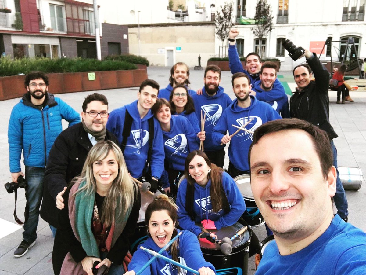 Aquesta tarda l'hem passat amb la @faechostafrancs participant al projecte #femhostafrancs.

#descentrats #percussió