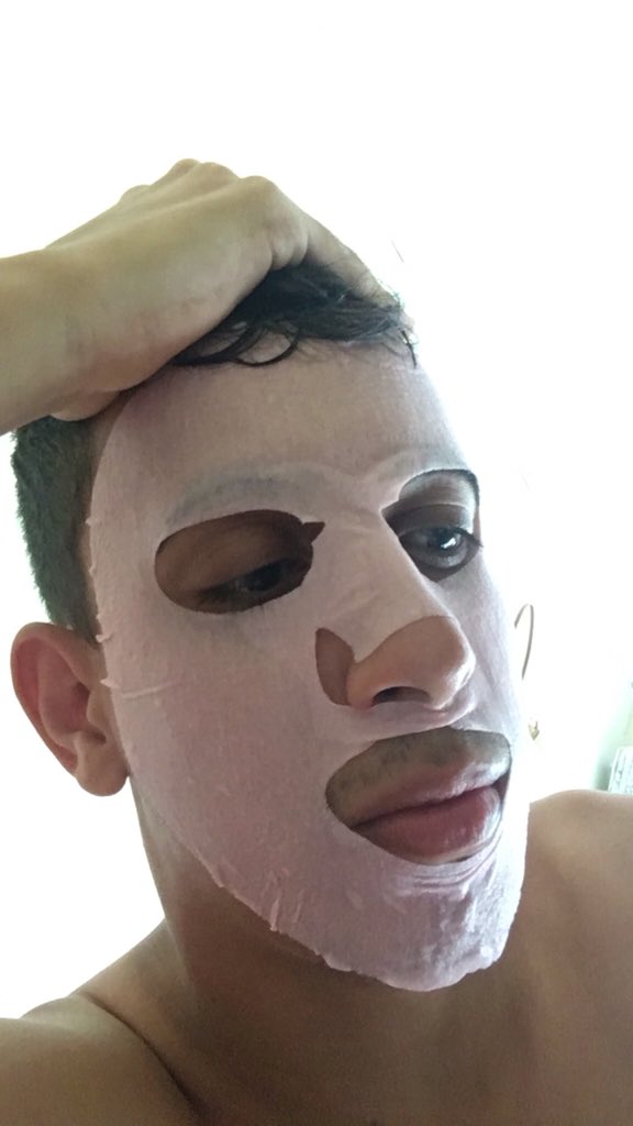 jeeanpitta's tweet photo. Atenção @BellizCompany a máscara facial com extrato de romã de vocês colou no meu rosto ok???? Segui todos os passos e meu rosto está ardendo!!! Propaganda enganosa! #direitosdoconsumidor #reivindicando #rosto #assando https://t.co/XvYm10BojR