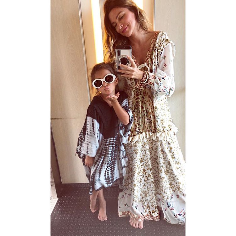MayerCamil's tweet photo. Con la bella mamá 😍😍 @issabelacamil en #VillaAntonia en Acapulco disfrutando de la Navidad con la familia 👨👩👧👧💝❄️☄️☃️🎄 #AntoniaMayer #VictoriaMayer 👸👸 https://t.co/2GUQfXdKbm