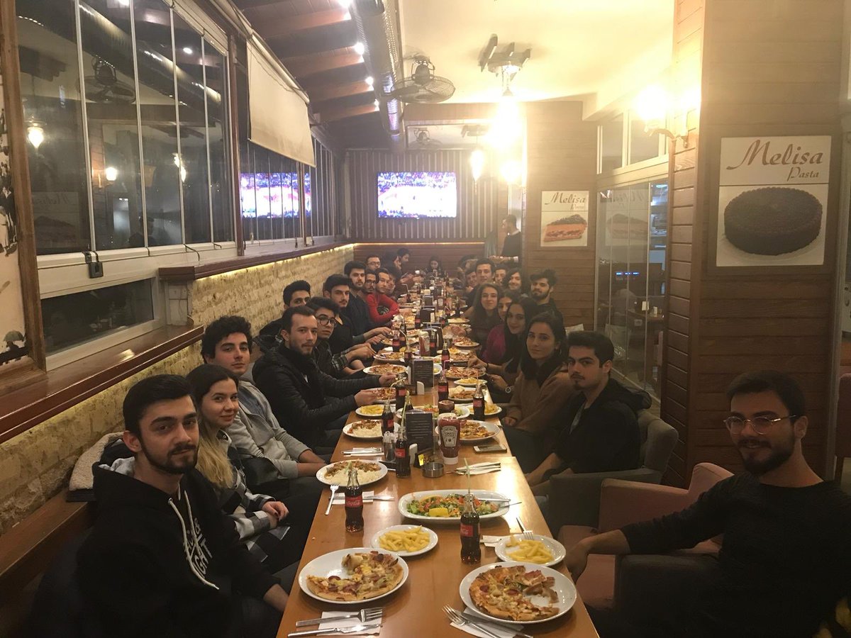 deuybst's tweet photo. Döneme veda yemeğimizi gerçekleştirdiğimiz ve gelecek dönemde neler yapabileceğimiz hakkında konuşup sınavlardan önce bolca kahkaha attığımız etkinliğimizden kareler. Katılan tüm arkadaşlarımıza teşekkür ederiz 😊 🥘 🥤 
#deuybst https://t.co/QgGMgbt2kv