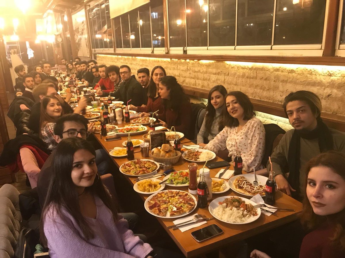 deuybst's tweet photo. Döneme veda yemeğimizi gerçekleştirdiğimiz ve gelecek dönemde neler yapabileceğimiz hakkında konuşup sınavlardan önce bolca kahkaha attığımız etkinliğimizden kareler. Katılan tüm arkadaşlarımıza teşekkür ederiz 😊 🥘 🥤 
#deuybst https://t.co/QgGMgbt2kv