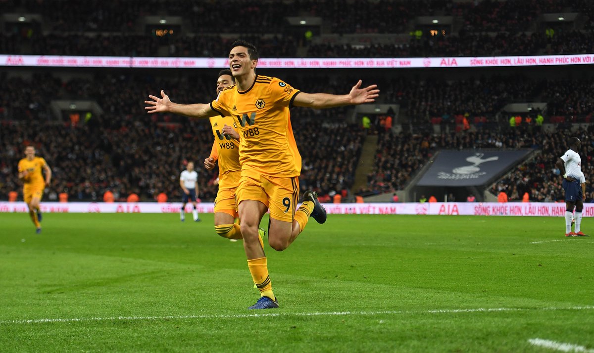 Raúl Jiménez festeja su gol ante el Tottenham Hotspur