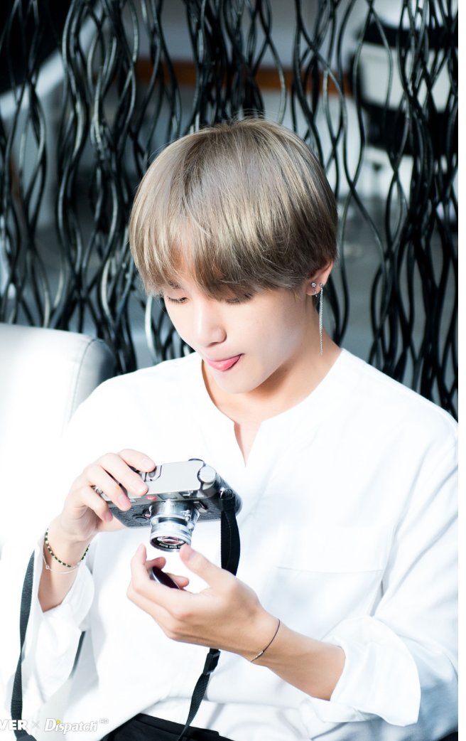 Joumena7B's tweet photo. Taeee 생일 축하
#singularitybts #singularitytaeday #wepurpleyoutaehyung #vbts #happytaehyungday #happybirthday #v #stigmabtsv #happy_virthday #bts #bighitent #vday #gucciboytae #ourmultitalentedtaehyung #WE_PURPLE_V #BTS 💜💜💜💜❤❤⚘🌹❣💟💙💙🥀 https://t.co/tkVY7le2MV