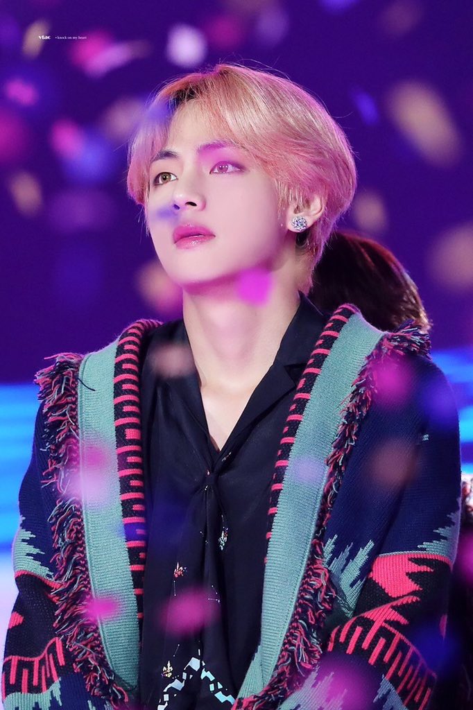 RandomAK1's tweet image. Happy Birthday Taehyung❤️❤️ #태형아_어제보다오늘더_보라해 
#겨울에태어난_우리의봄_태형  #태형생일ㅊㅋ #WE_PURPLE_V #HAPPY_VIRTHDAY #Taehyung