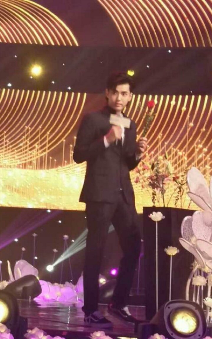 aasma_shine's tweet image. I might buy you a rose🌹

#KrisWu #Wuyifan #KrisPak 
Yes please😊