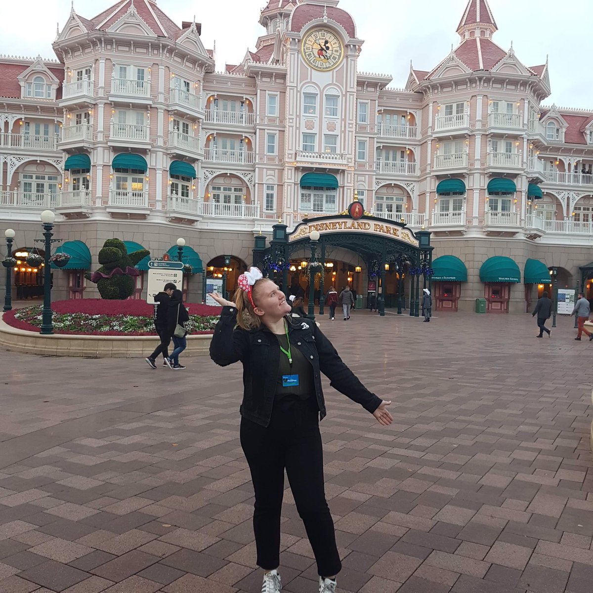 Keisha____Allan's tweet photo. HAPPY BIRTHDAY TO ME!!! Pretending I'm celebrating in Paris and didn't spend the day at work😅🎉 https://t.co/1nUbGNR3yk