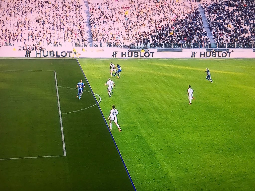 Ormai è demenza di massa, e sembra non esista vaccino. Peggio di voi solo i terrapiattisti.
Come fate a dire che il VAR ha aiutato la juve?
Siete senza vergogna

 #JuveSamp