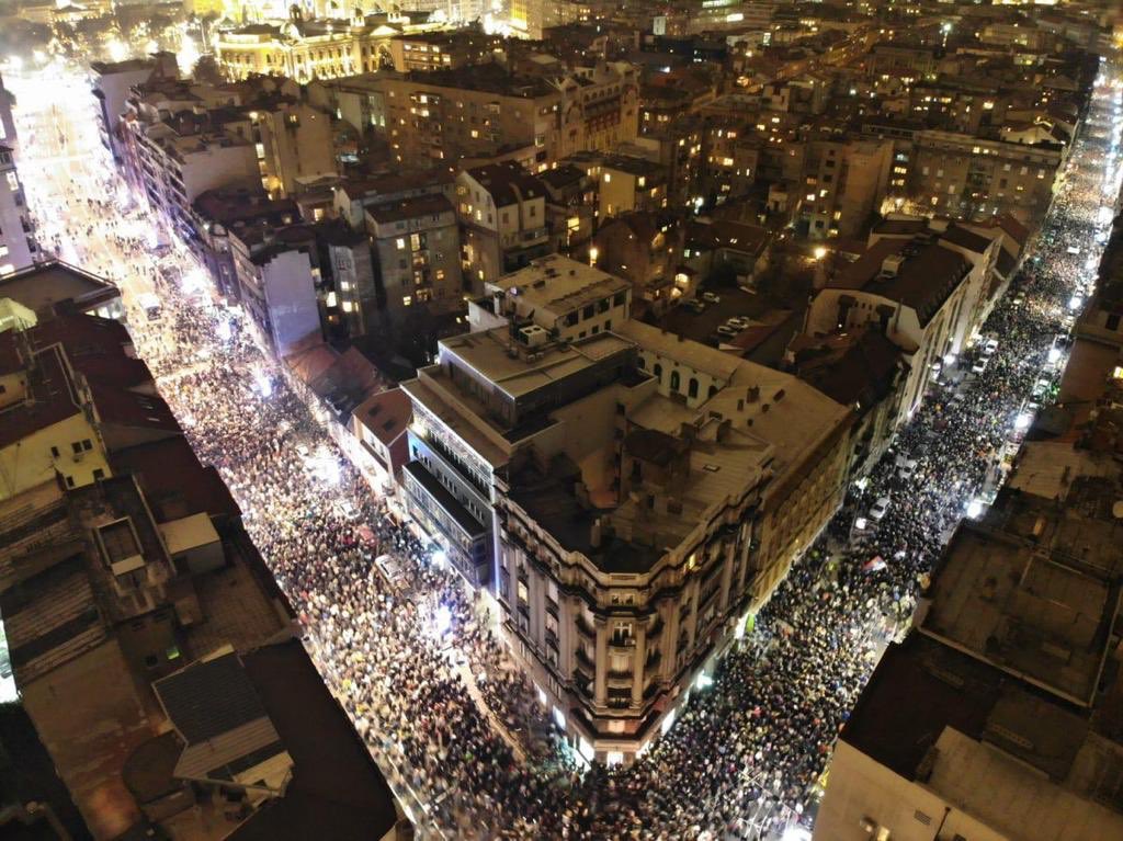 Beograd je ustao protiv Vučića, deseci tisuća ljudi na ulicama: "Počelo je" Dvm_N1RWoAATHrl