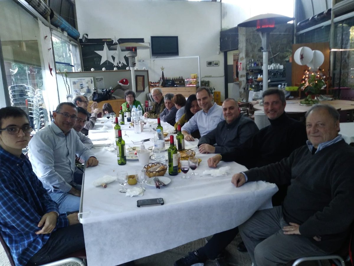 GMDemocrataSSTG's tweet photo. Dissabte de dinar de Nadal de @avrectoret i veïns de #CanRectoret #SStG Amb @jmartigalbis: “Molt bones festes amics i veïns”! 🎄Amb els millors desitjos del @GMDemocrataSSTG pel 2019! 💛 https://t.co/hxi4Z9pcLx