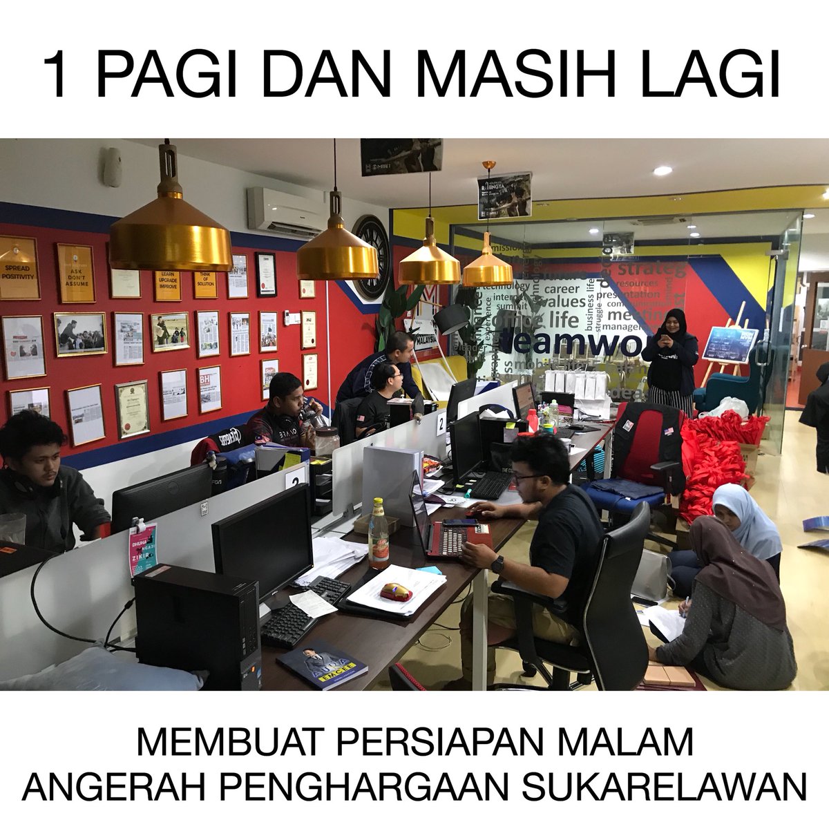 VolunteerMVM's tweet photo. Walaupun dah jam 1 pagi, kami semua masih lagi tengah membuat persiapan akhir untuk program “Malam Anugerah Sukarelawan MVM 2018”
Doakan moga Allah permudahkan program ini. Amin.
Jumpa anda di malam #vaa2018
#muslimvolunteermalaysia https://t.co/3KAt7mTbMX