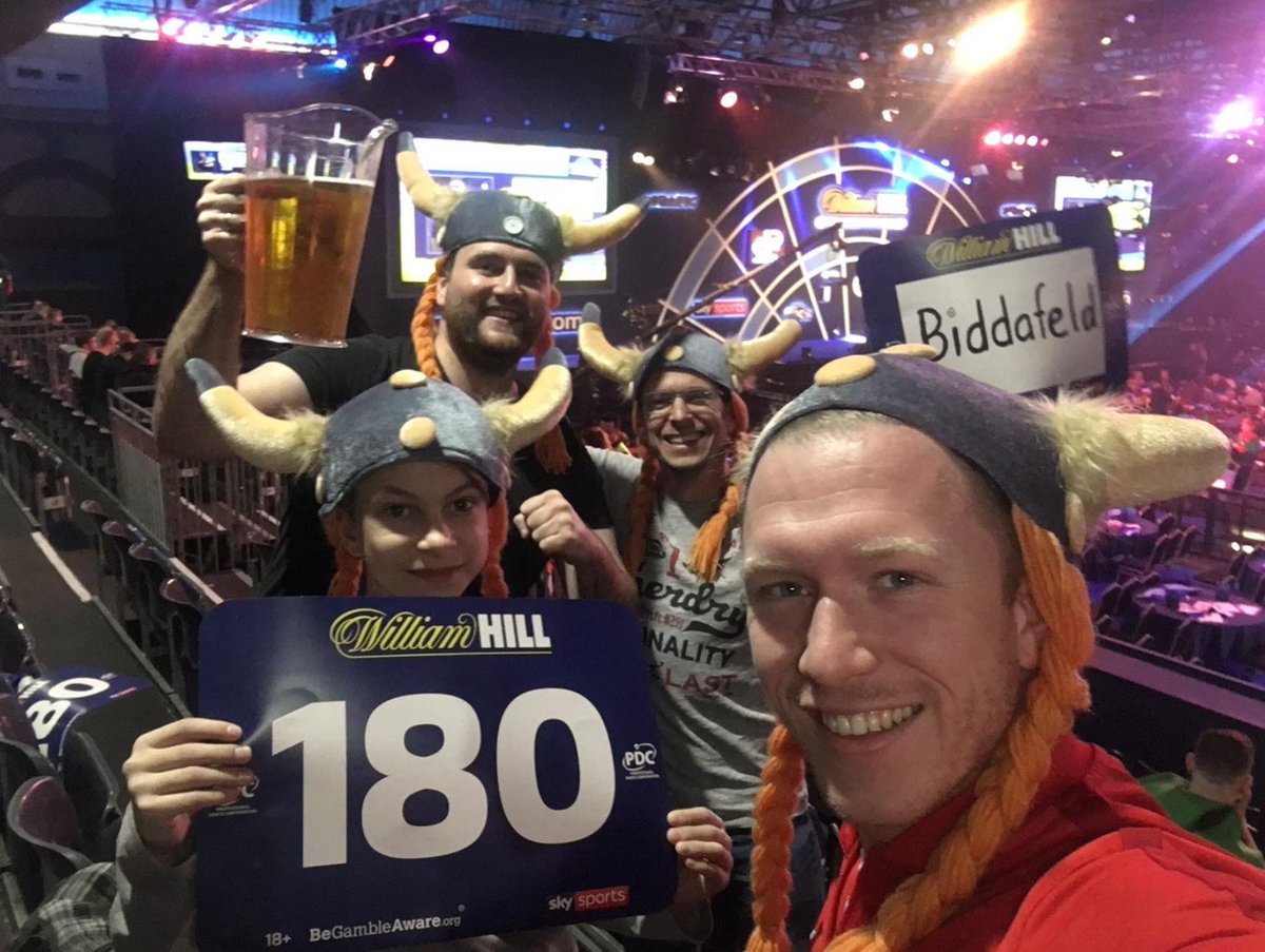 tvbstuttgart's tweet photo. #Biddafeld bei der #DartsWM 🥳😎 https://t.co/IlDpORpJax