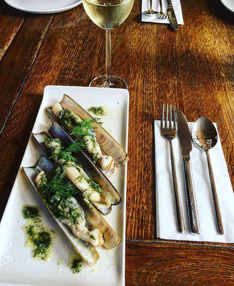 Razor Clams 'a la plancha' 

#razorclams #seafood #tapas #foodie #foodporn #Spanishtastes #Spanishstyle