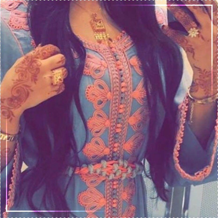 تمسَك شعّرها في يديِها وتطوُيه
وأنا انطِوى قلبي بطيّت شعرها.💛✿ ء