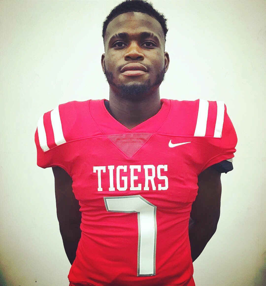 EufaulaFootball's tweet photo. Congratulations to Desmond Hicks on getting an offer from Rochester Community and Technical College! #TigerNation @cortez_h1 https://t.co/AzppMw92iz