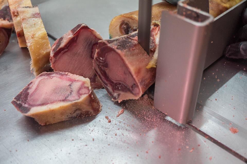 cofradiaiberico's tweet photo. Aprovechamos todo. Cortamos los huesos de jamón de los que vendemos y de los que nos traigas aunque no sean nuestros. 
🍖🧀#ExpertosJamoneros #SabemosDeSabor https://t.co/C4fFAZxQjH