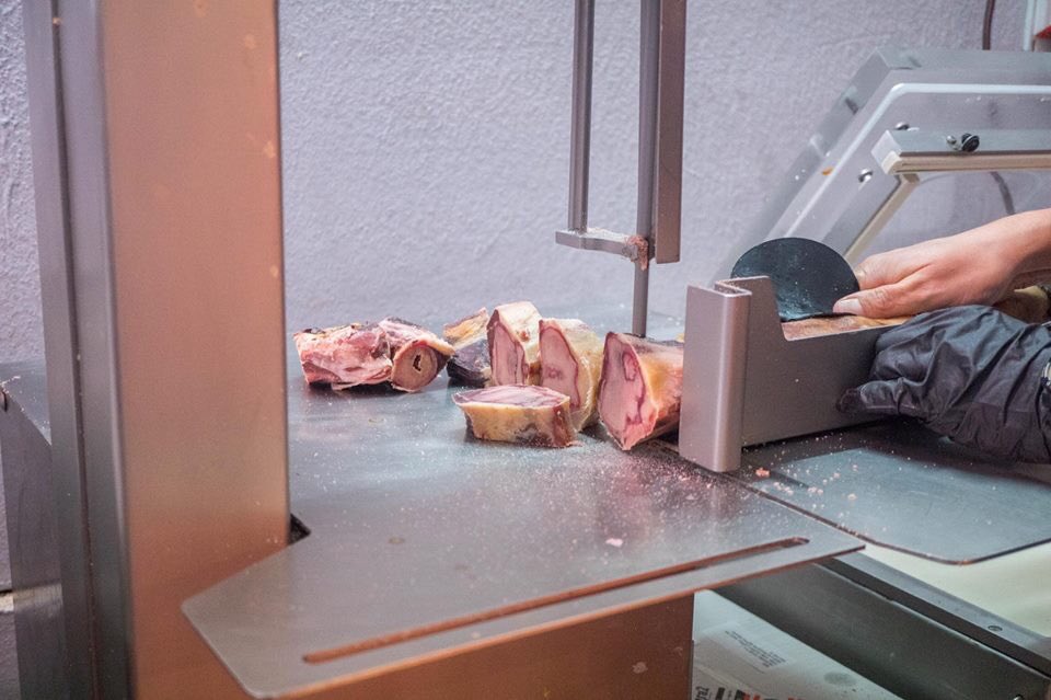 cofradiaiberico's tweet photo. Aprovechamos todo. Cortamos los huesos de jamón de los que vendemos y de los que nos traigas aunque no sean nuestros. 
🍖🧀#ExpertosJamoneros #SabemosDeSabor https://t.co/C4fFAZxQjH