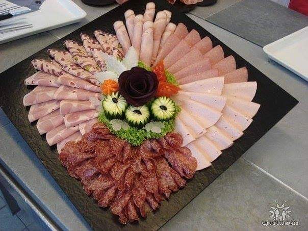 Как оформить мясную нарезку на праздничный стол. Красивое украшение стола. мясная нарезка на праздничный стол. красиво украсить стол. красивая нарезка колбасы.