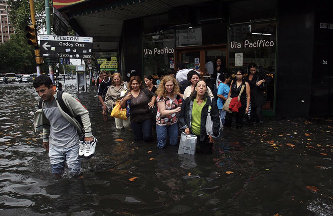 aomorris's tweet photo. #RECORDANDING ...
Parece que algunos porteños se han olvidado de muchas cosas ´porque no recuerdan las inundaciones ... En Buenos Aires hubo obras que no se veían porque estaban bajo tierra pero esto no lo vemos mas ... No entienden? No recuerdan ? bueno miren que pasaba antes https://t.co/crv9yWTylW